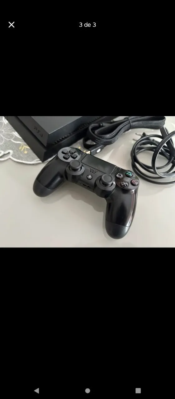 PlayStation 4 (PS4) com controle e cabos