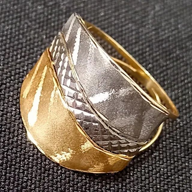 Anel em Dois Fios de Ouro em Dois Tons (Branco/Amarelo) Com Desenhos em Baixo Relevo - Foto 2