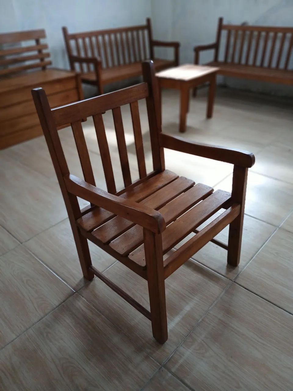 Cadeira de madeira com braços - Foto 2