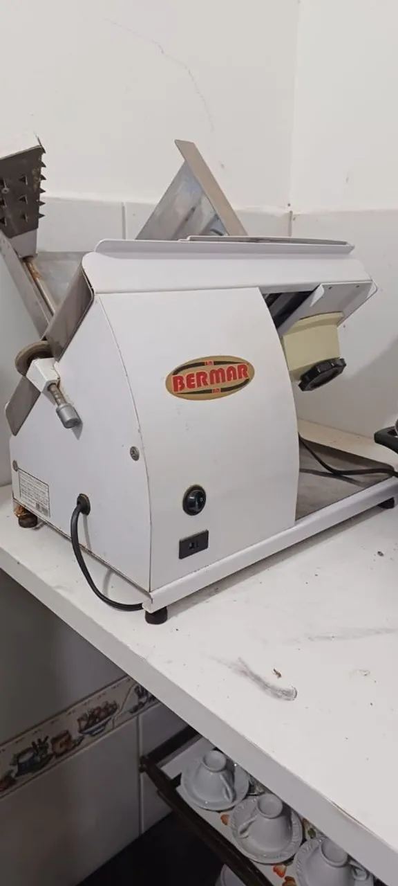 Máquina de Cortar Frios Bermar