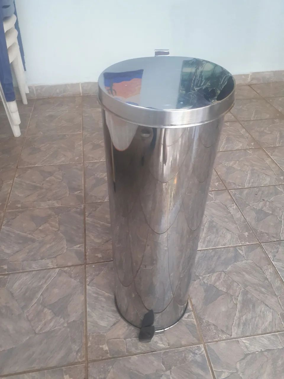 Lixeira aço inox 71 cm x 23 cm conservada