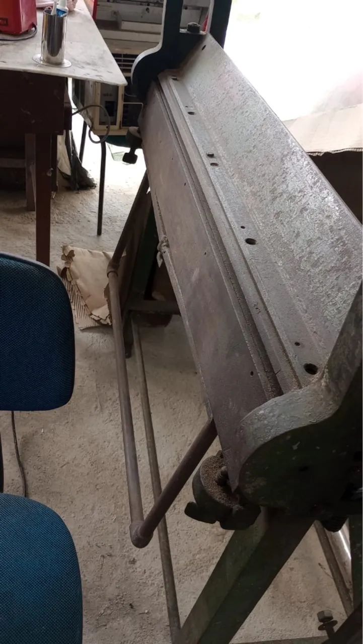 Dobradeira de chapas manual