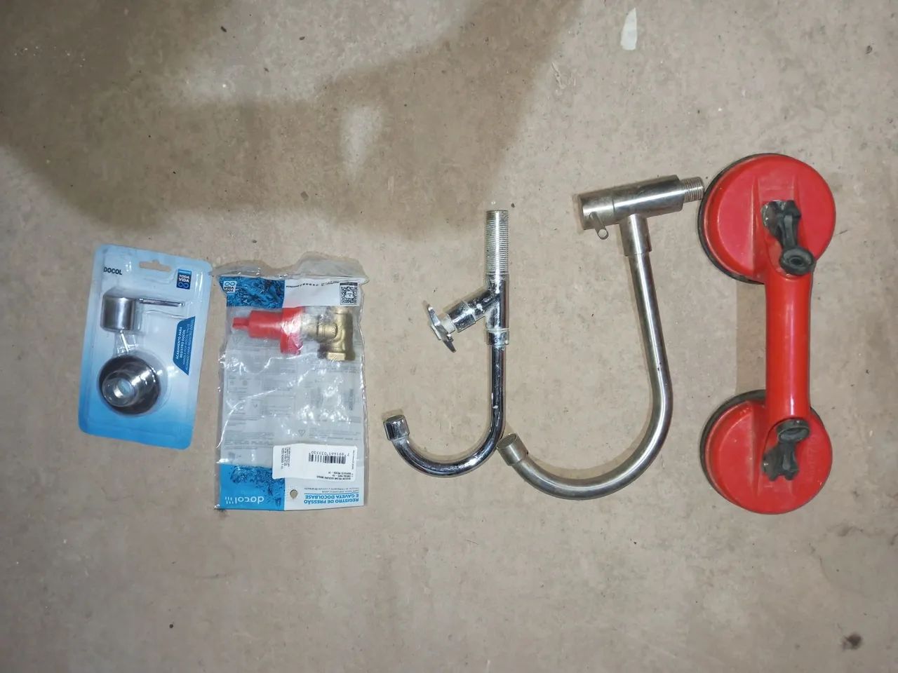 Selling Docol 4-way pressure regulator suction cup with finishes and 2 faucets.