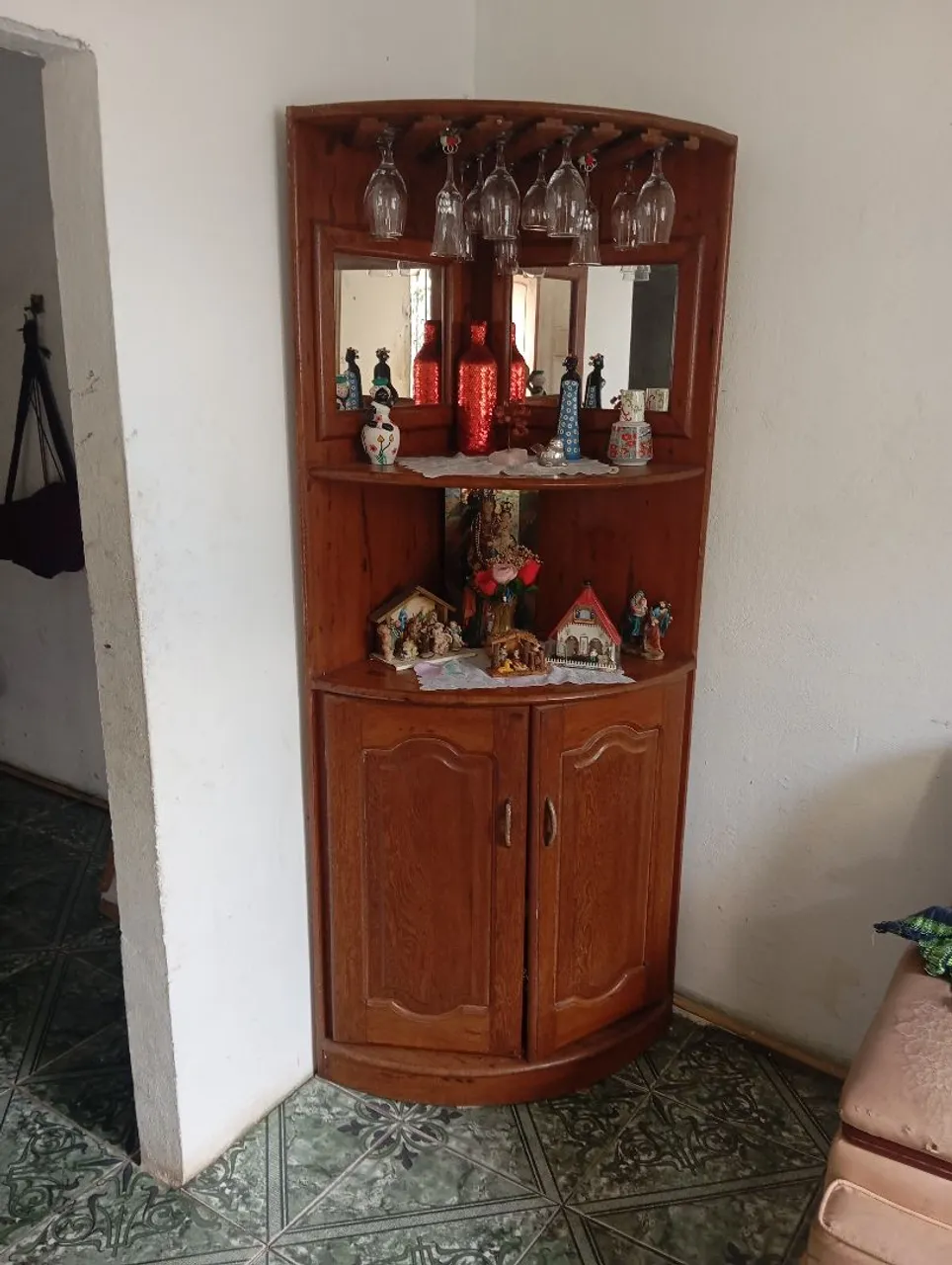 Cantoneira de madeira com adega e espelho