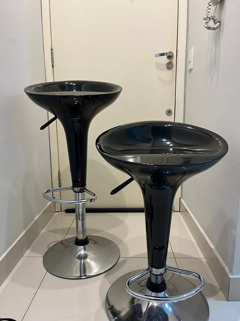 Conjunto de banquetas giratórias com regulagem de altura