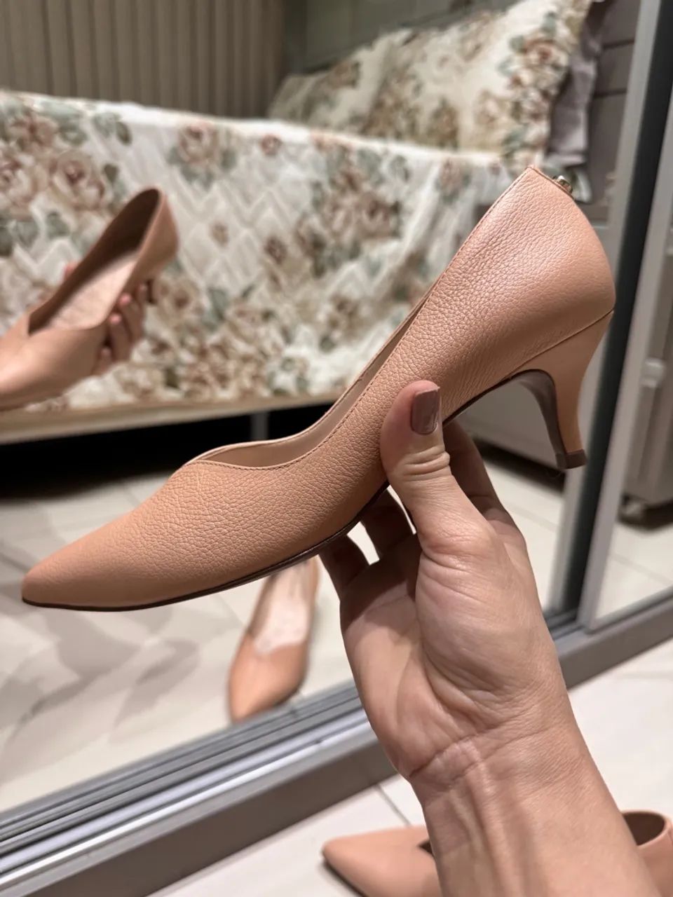 Scarpin nude de couro