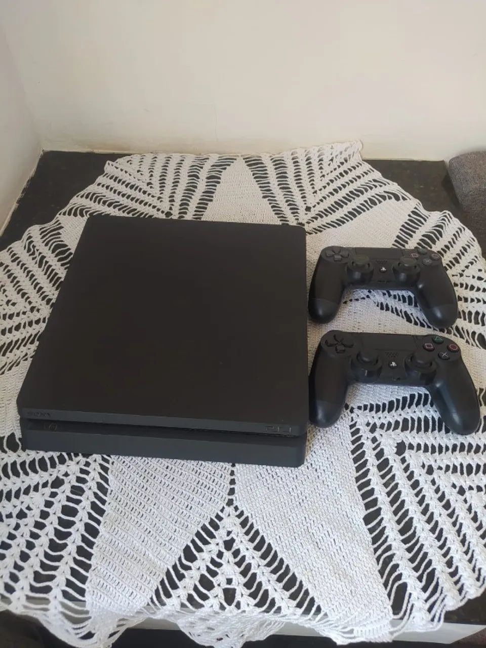 PS4 Slim 500GB with 2 original controllers and 11 games64318474579458121
