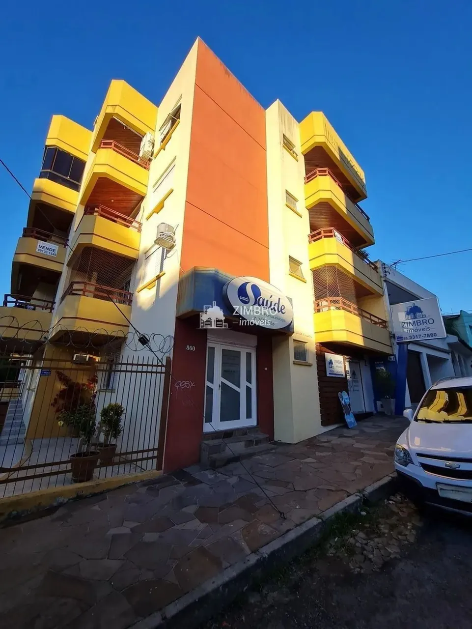 Apto 02 dormitórios Frente Sacada com churrasqueira e Garagem em Santa Maria