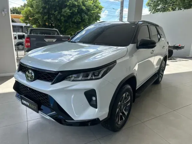 TOYOTA HILUX SW4 2.8 D-4D TURBO DIESEL DIAMOND 7L 4X4 AT 2025