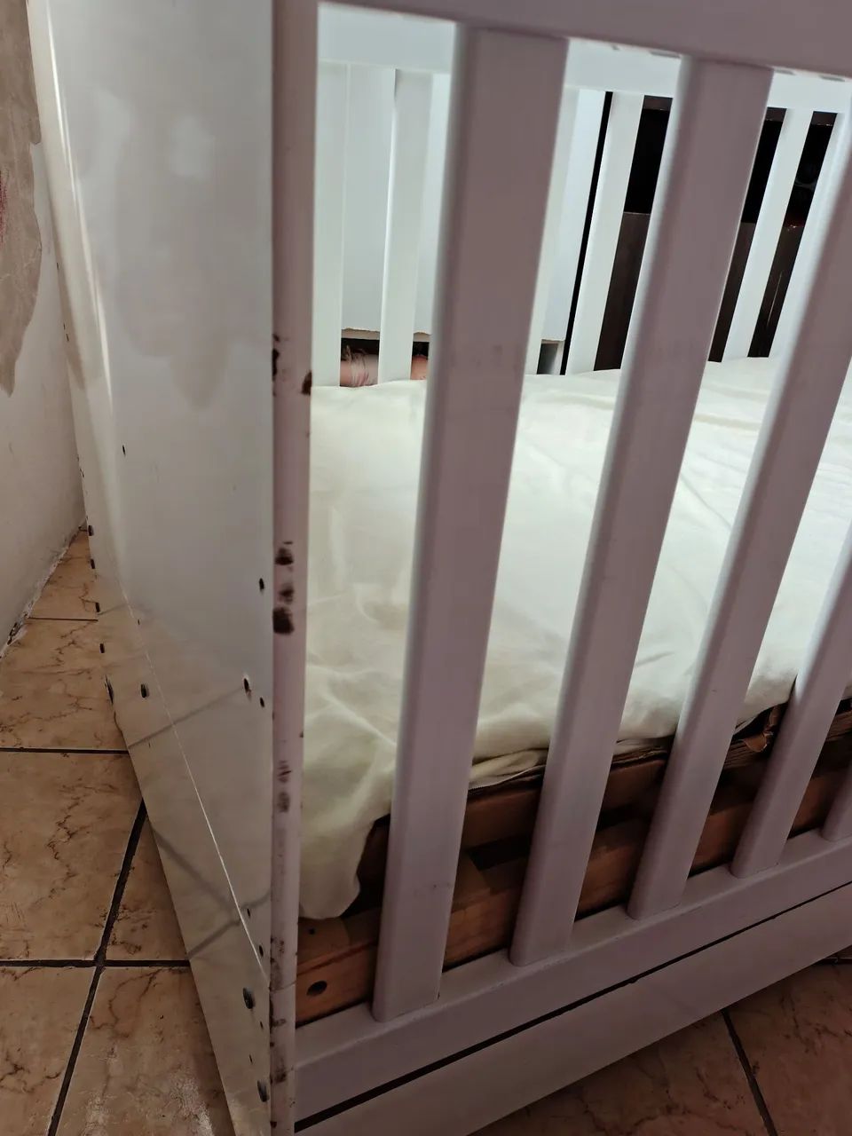 Berço americano com colchão vira sofá e cama 