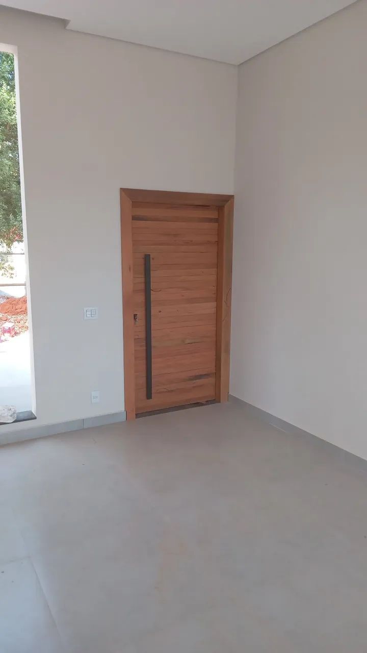 Porta pivotante completa e instalada 