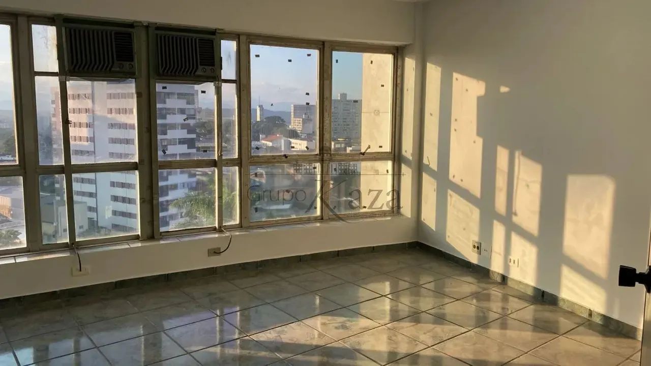 Oportunidade - Sala Comercial - Centro - Edifício Saint James - 45m².
