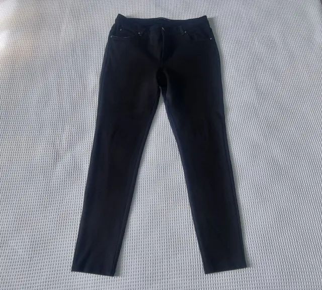 Calça preta confeccionada em algodão com elastano