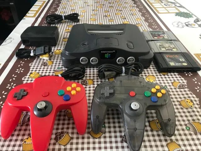 Nintendo 64 com 2 controles e 2 jogos 