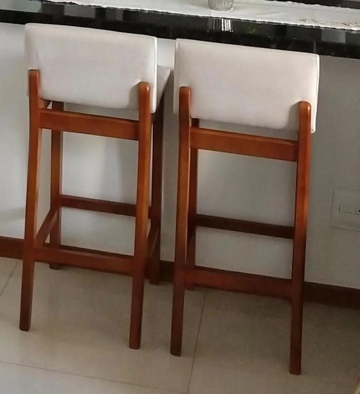 2 Banquetas de Madeira Maciça ( Aceito propostas) Dependendo do local,  façoa entrega.... - Foto 3
