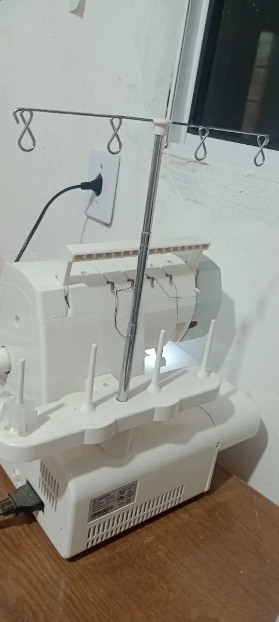 Máquina Ultralock Singer semi-nova!  - Foto 4