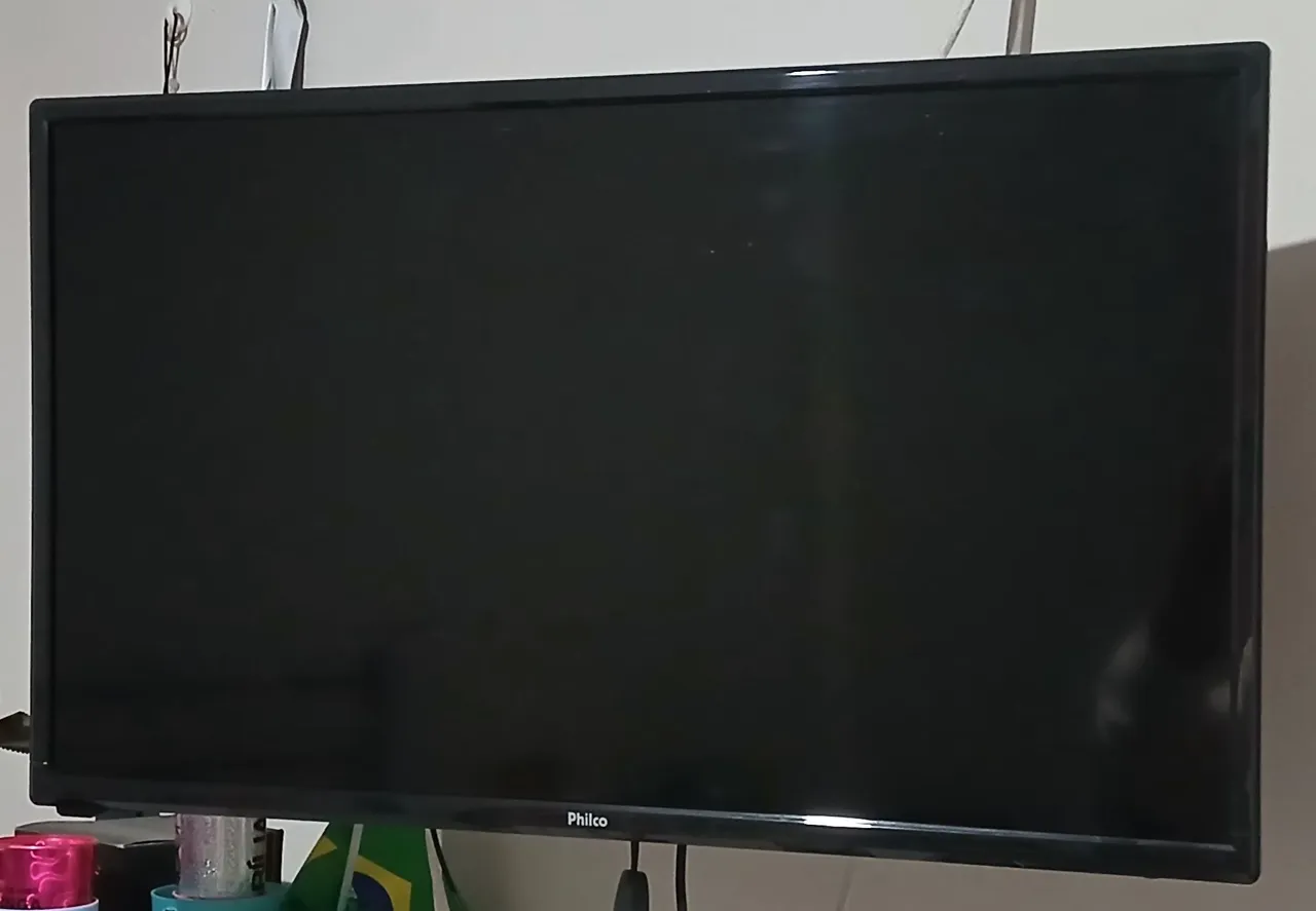 TV Philco 28 polegadas, não é smart mas acompanha Chromecast e uma caixinha da Sky.