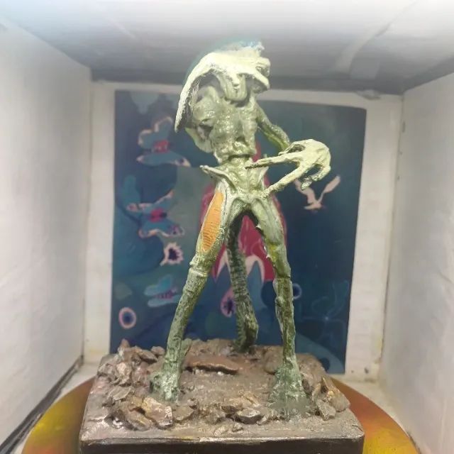 duas figuras alien em ferro com bases para venda 