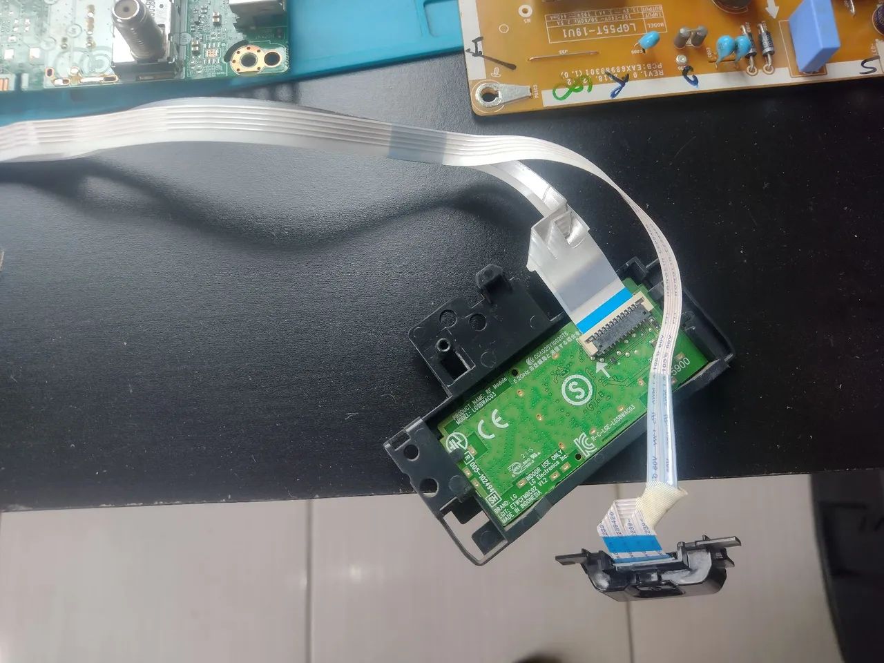 Placa principal, fonte e auto falantes TV LG modelo 55UP7550PSF - Foto 5