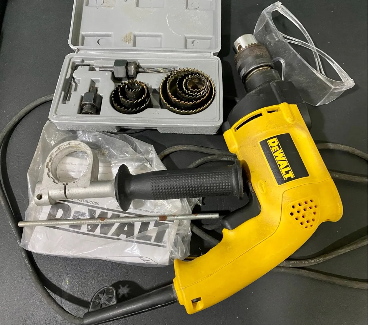 Furadeira Dewalt com acessórios
