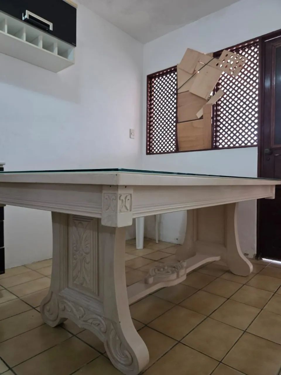Mesa de madeira artesanal esculpida com vidro - Foto 2