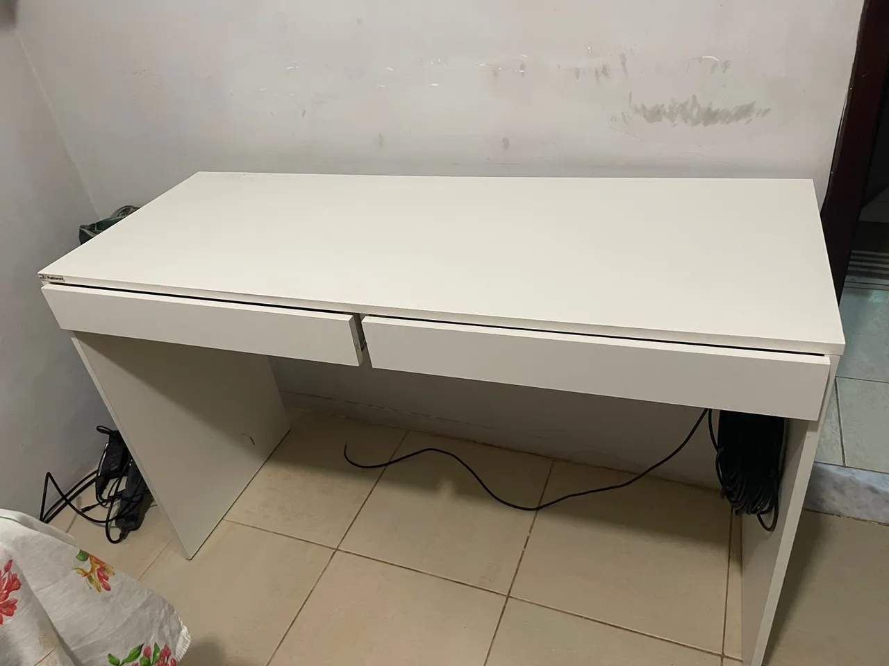 Mesa de escritório branca com gavetas