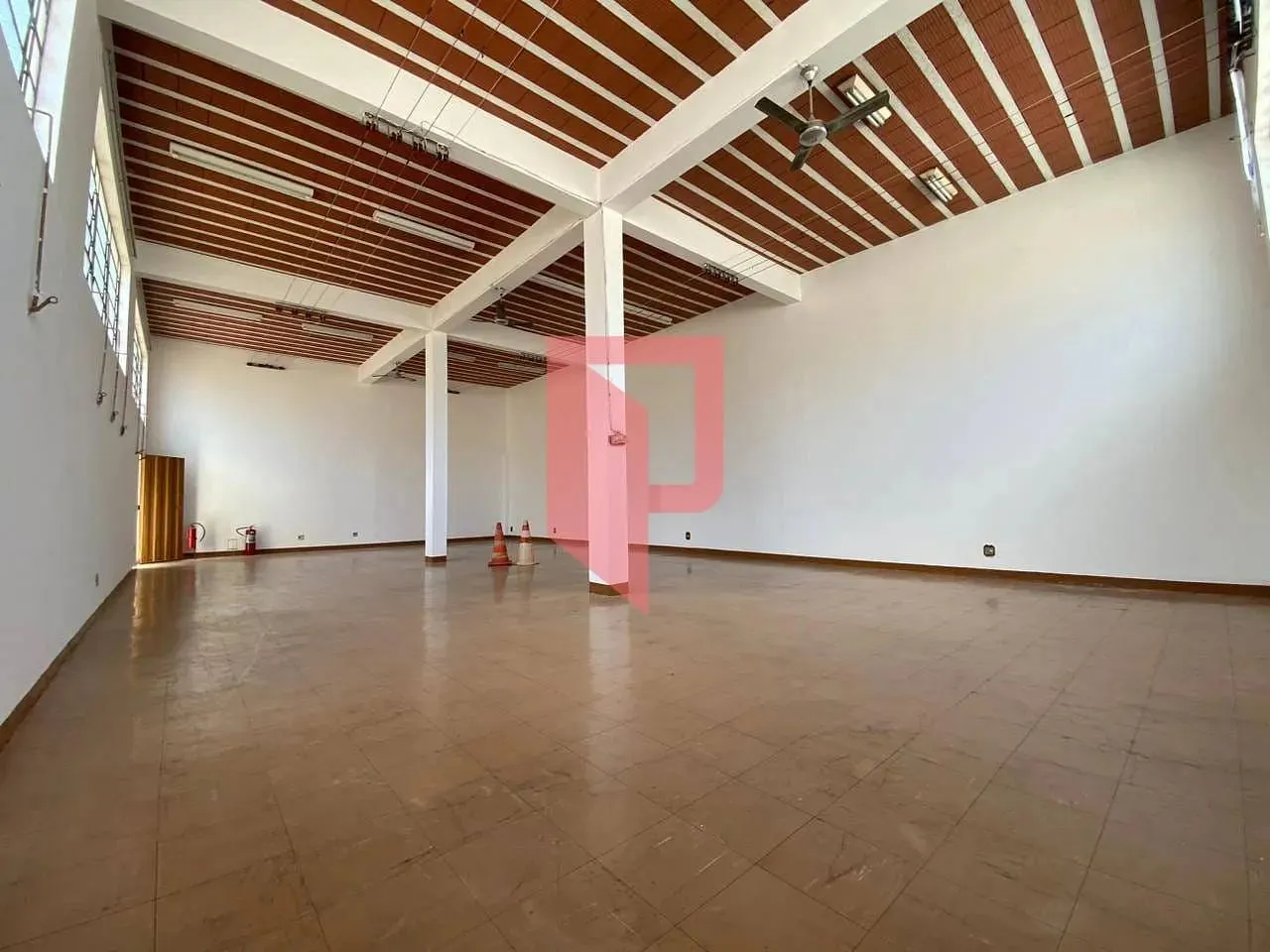 Galpão para Locação no Bairro Caiçara Belo Horizonte -MG, 250m² com Pé Direito Alto, Aces