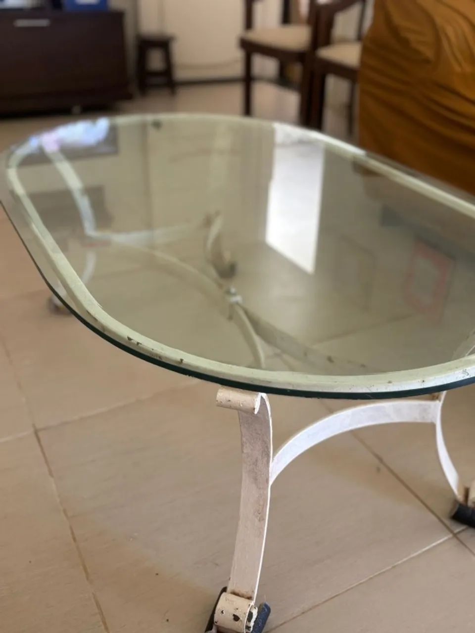 Vendo Mesa Baixa de Centro Com Tampo Oval de vidro e Pés Em ferro - Foto 3