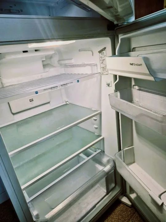 Vendo geladeira Eletrolux frost free duplex em excelente estado de conservação - Foto 2