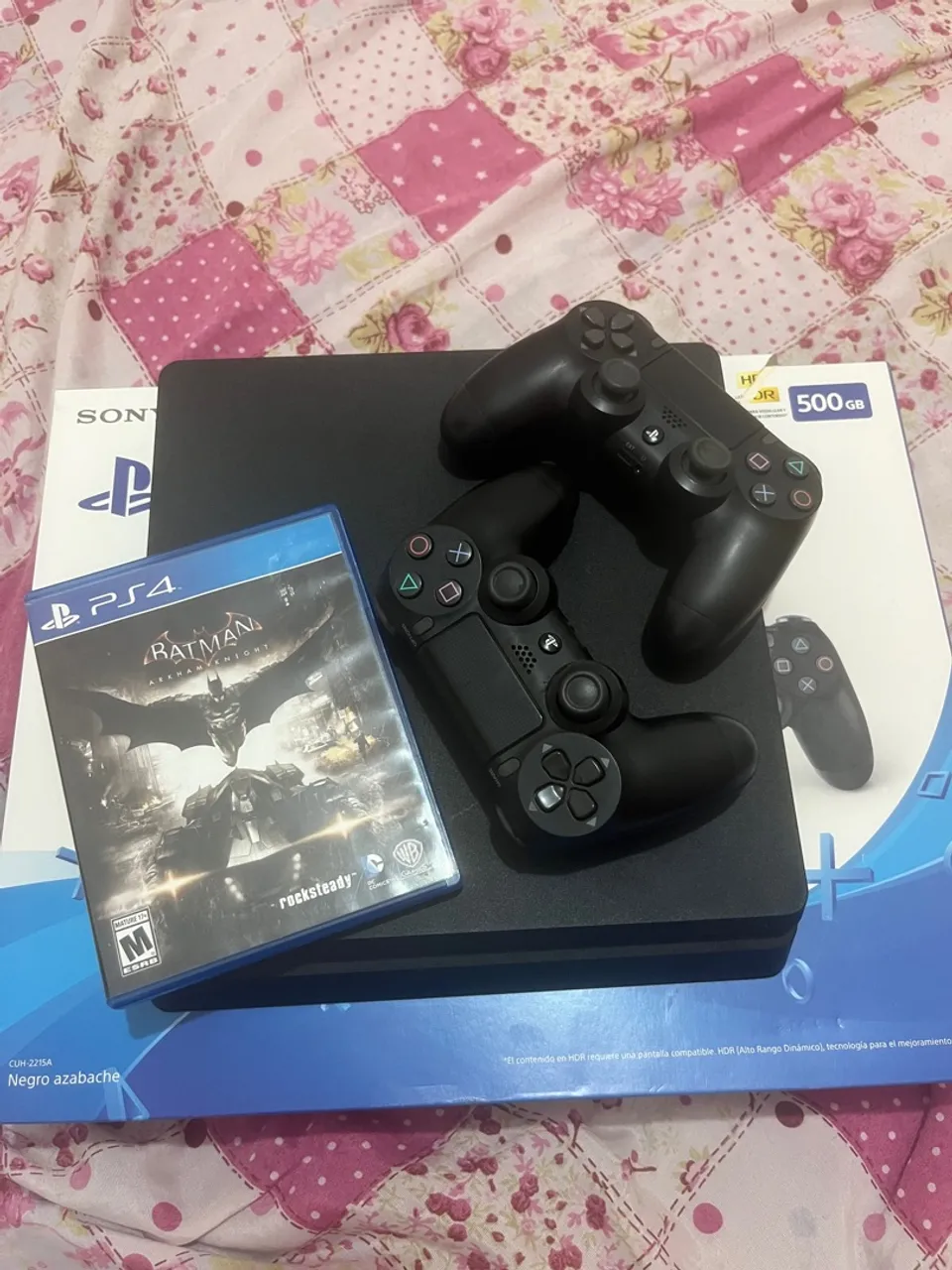 PlayStation 4 Slim + 2 Controles + Jogo Batman Arkham Knight