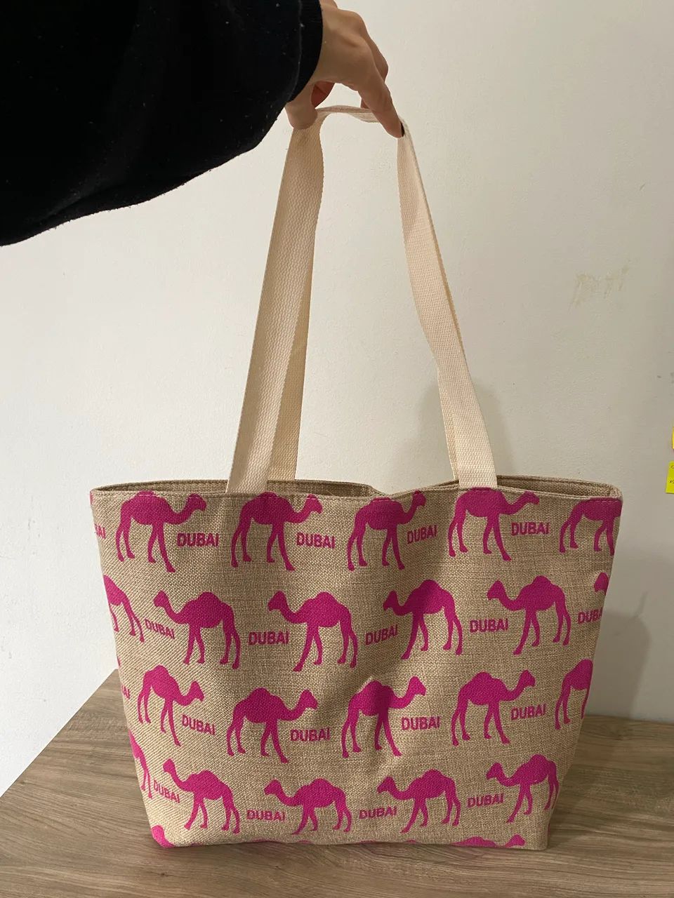 bolsa grande nova com estampas de camelo 