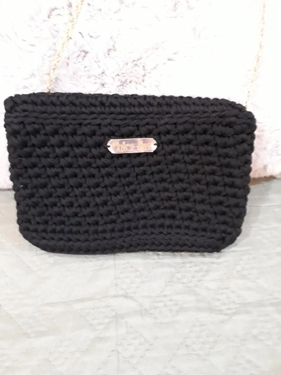 Vendo bolsa de crochê, preta, nova, com alça de corrente dourada - Foto 2