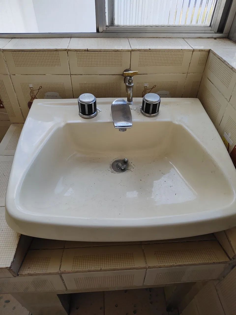 Cuba de cerâmica com coluna e sanitário para banheiro