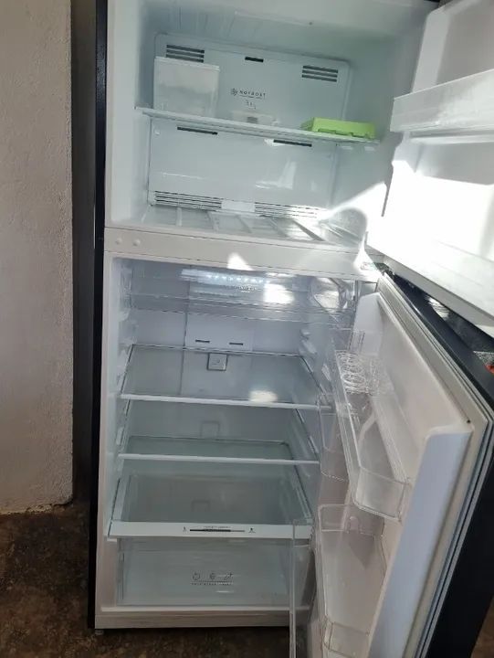 Geladeira FrostFree Midea 411 litros Preta - Foto 5