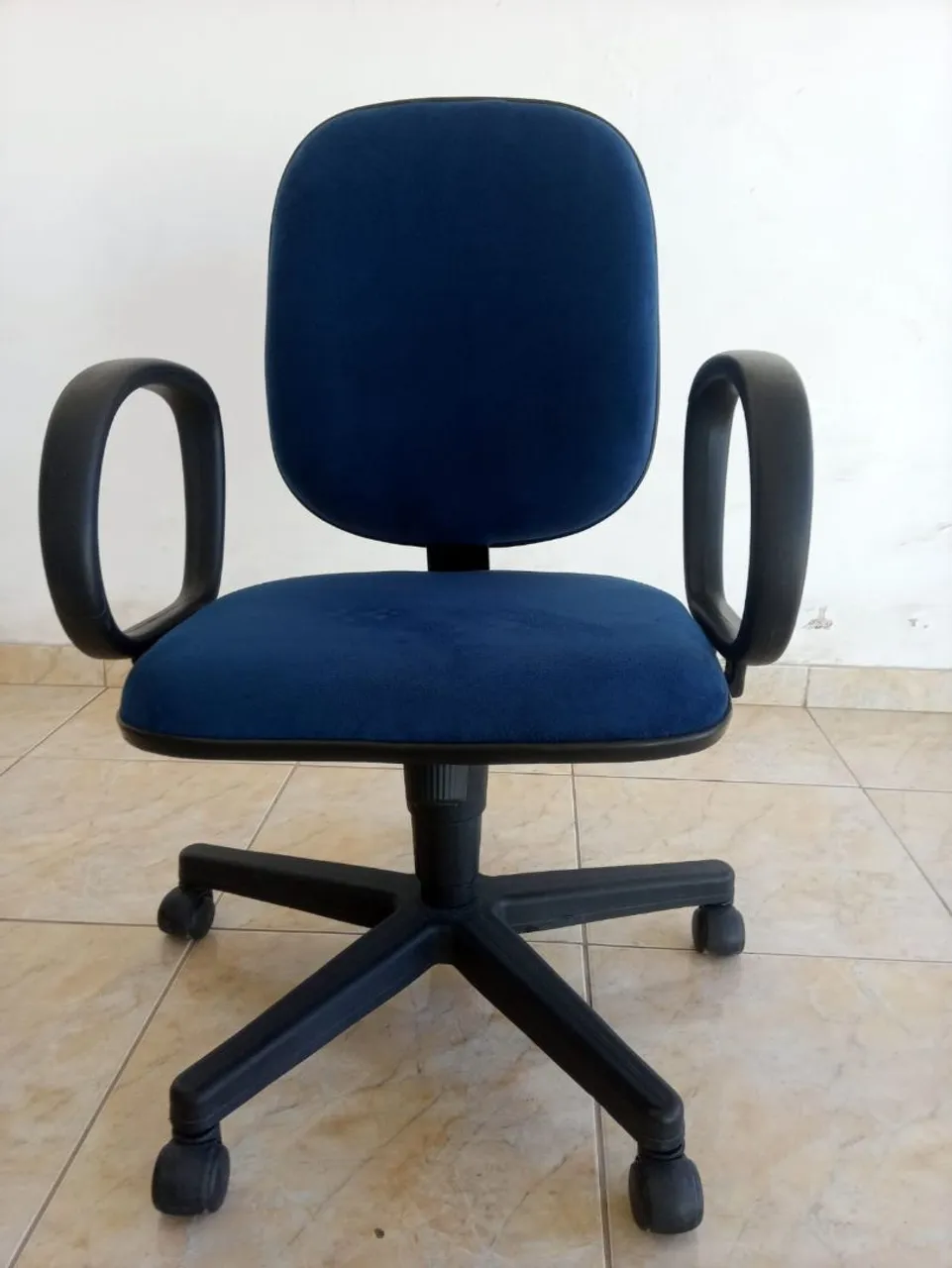 Cadeira de escritório giratória.