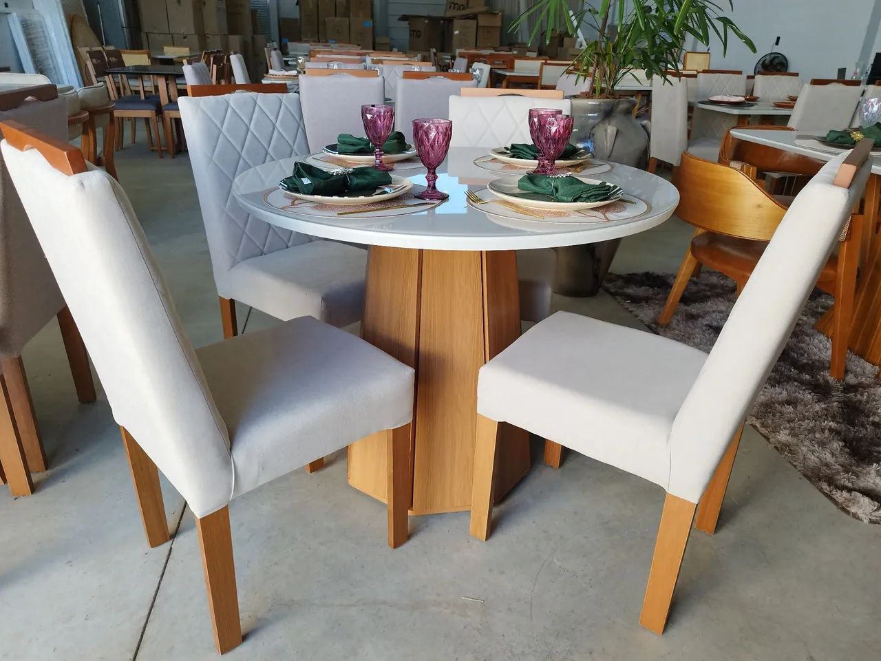 Mesa de Jantar Redonda com 4 Cadeiras - Madeira Maciça