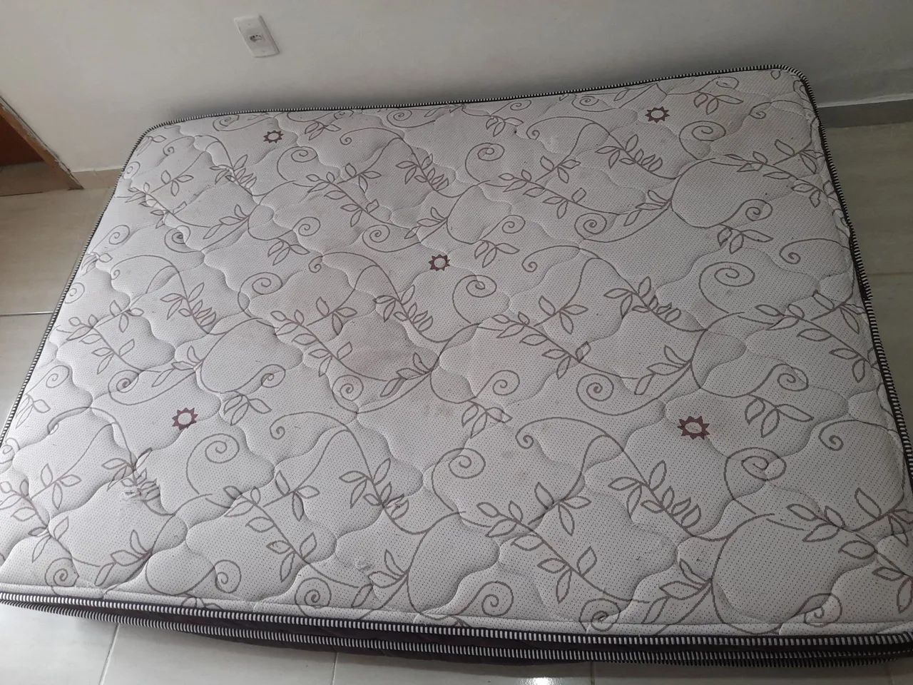 Colchão de casal com design floral - Foto 2