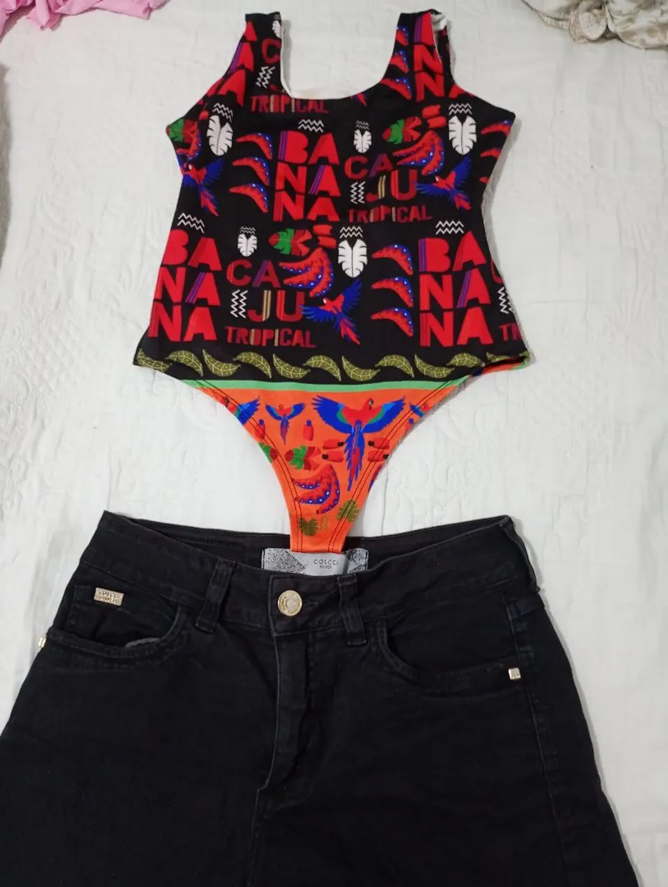 Conjunto Body Tropical e Short Jeans Preto