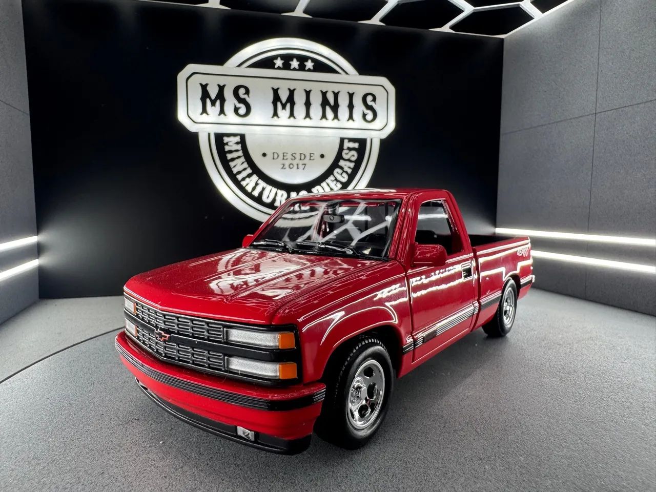 Miniatura Chevrolet Silverado escala 1/24 Maisto R$250,00 - Foto 3