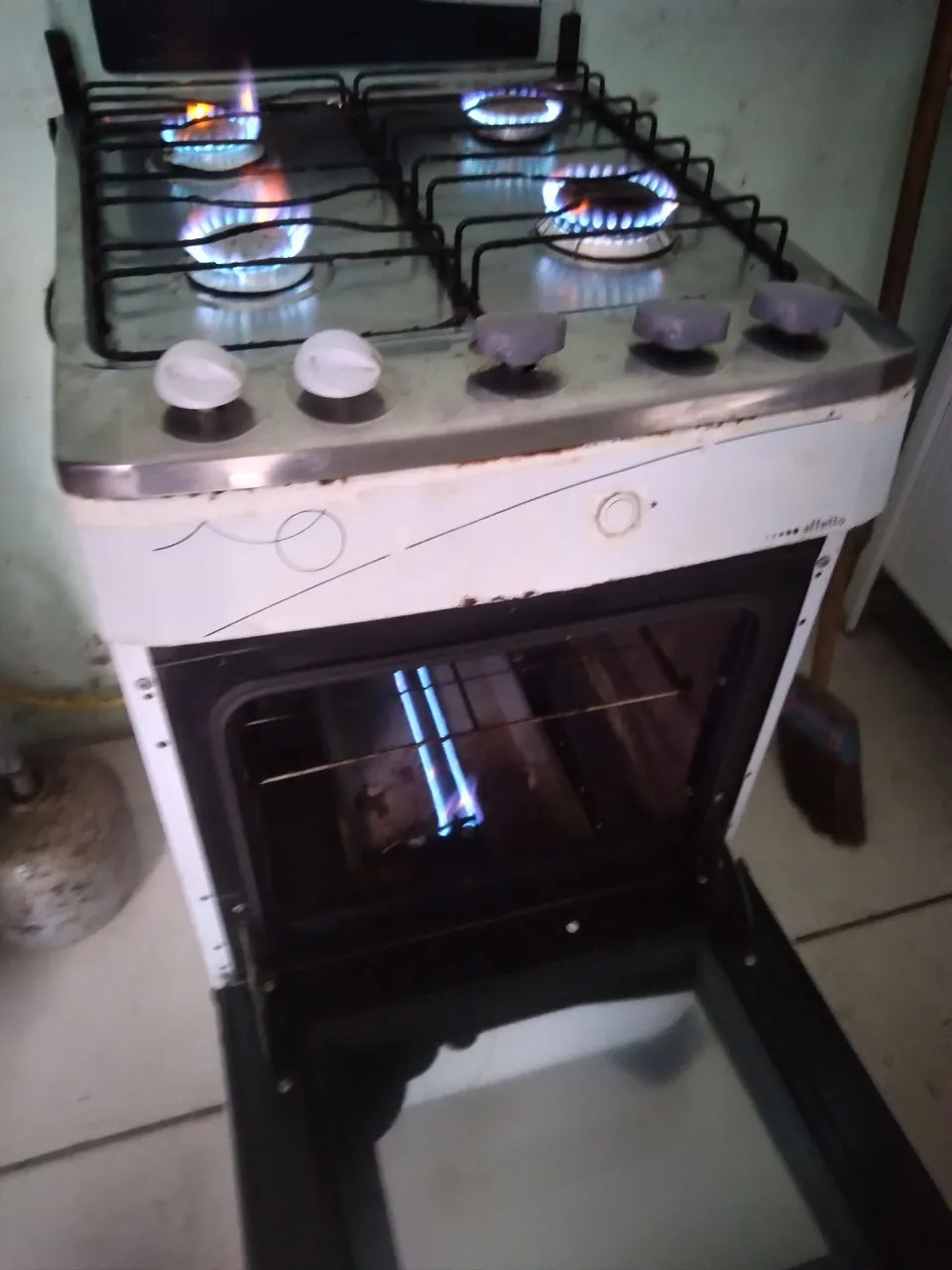 Fogão Effetto 4 Bocas com Forno Funcionando