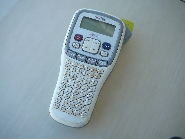 Etiquetador Brother PT-H100 (sem cartucho de fita)