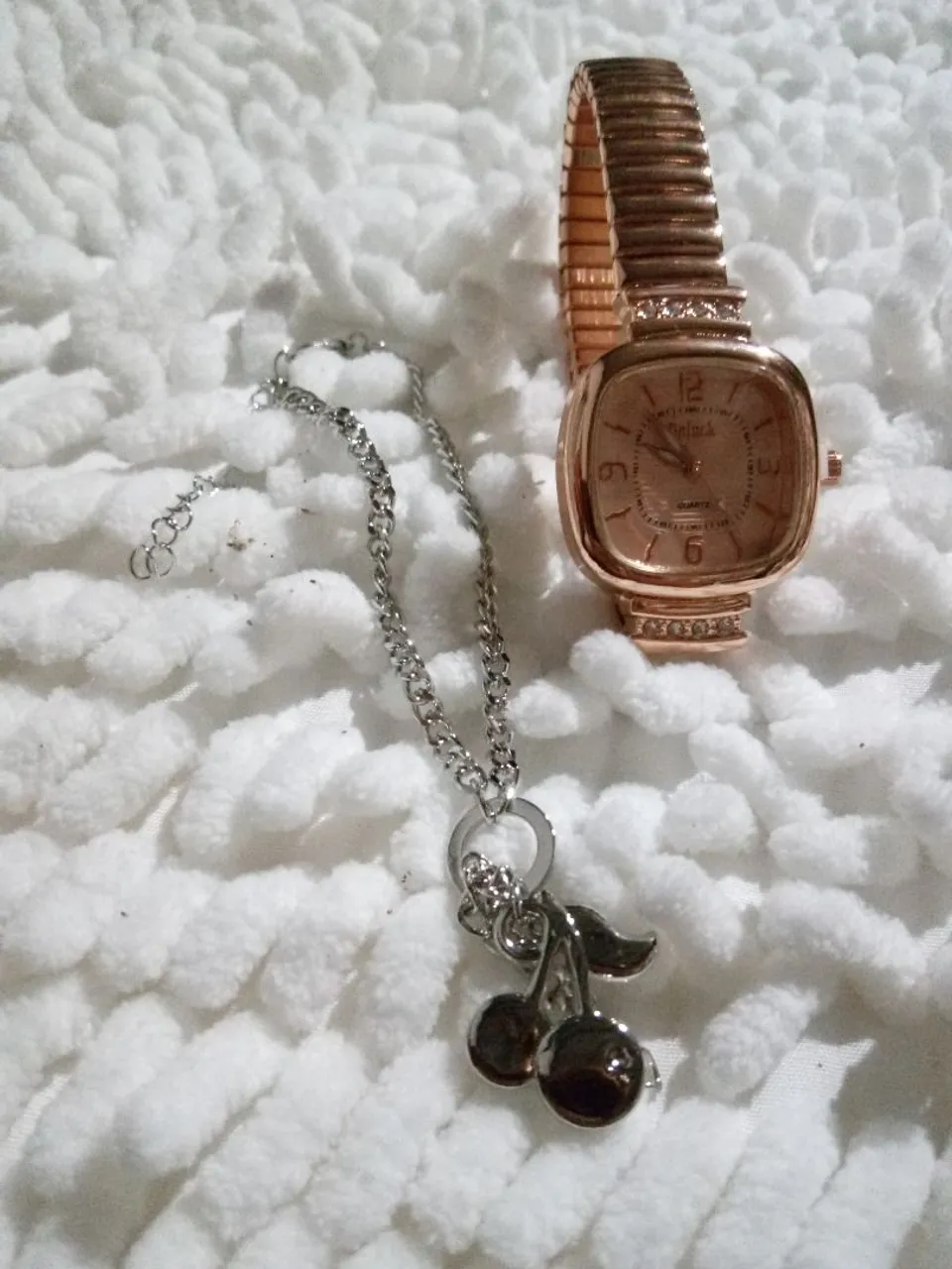 Relógio e Colar de Cereja - Elegância e Charme!