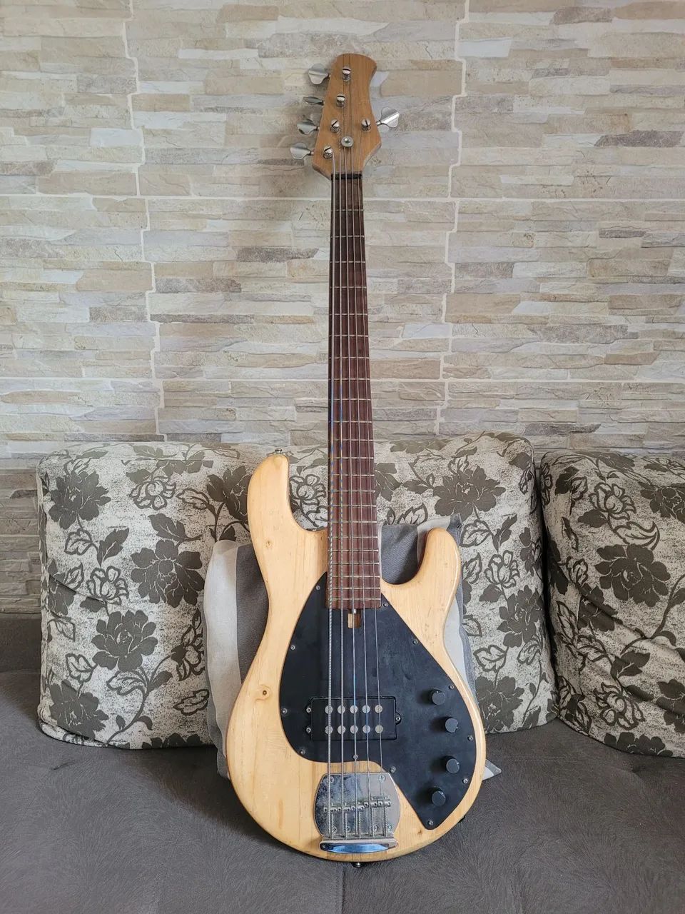 Baixo 5 cordas inteiriço luthier 