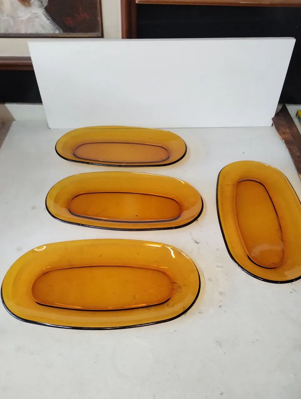 Travessas de Vidro Âmbar com Borda Preta