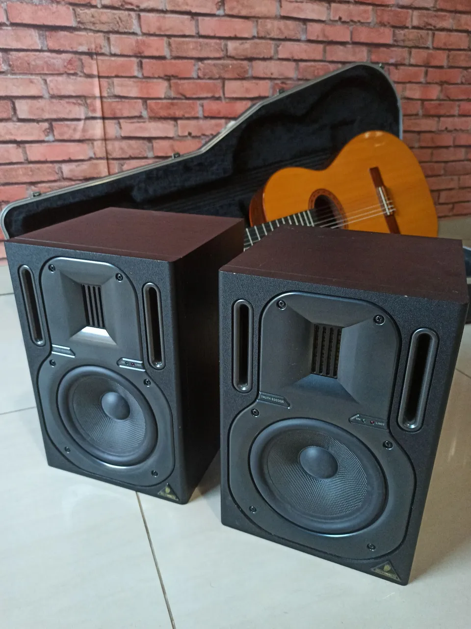 Monitores de áudio Behringer Truth B3030A