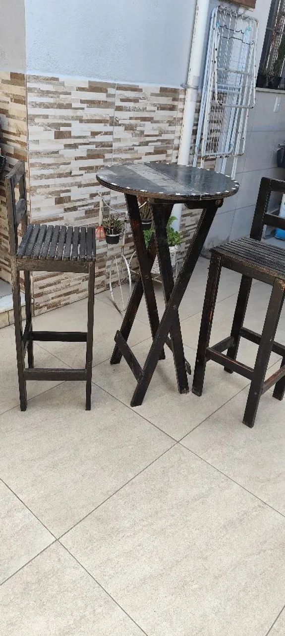 Bistrô com 2 banquetas.