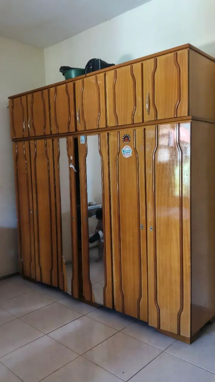 Guarda-roupa de madeira 