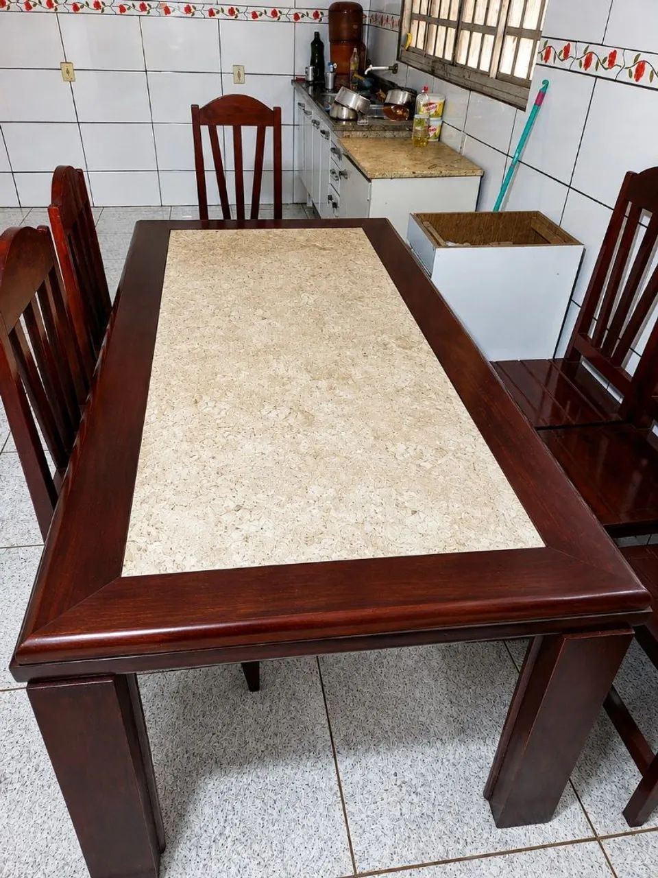 MESA DE MADEIRA COM MAMORE COM 8 CADEIRAS MADEIRA PURA