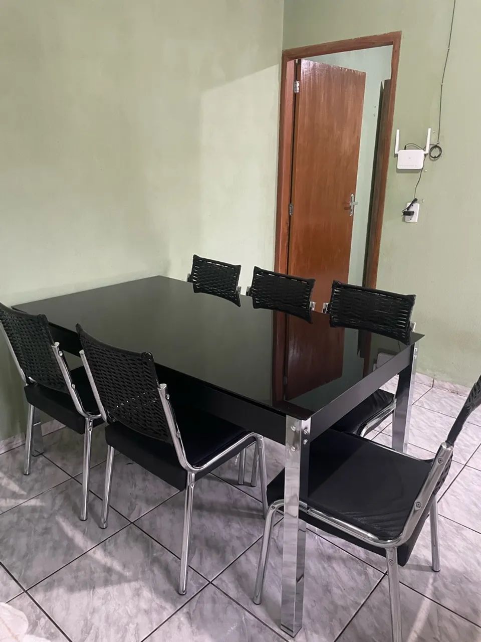 Vendo mesa de jantar com 6 cadeiras. - Foto 2