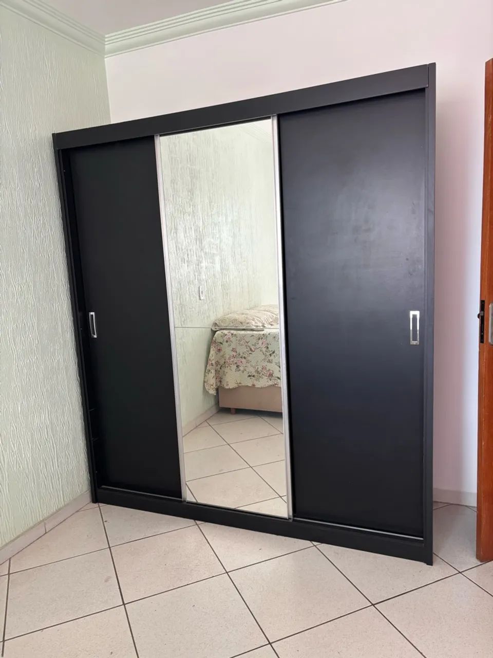 Guarda-roupas 3 portas com espelho ótimo estado